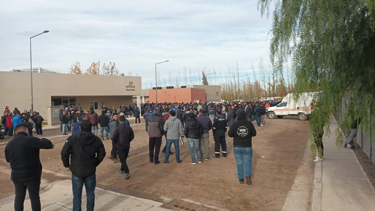 La despedida al líder sindical de los petroleros convocó a gente de toda la provincia. Fuente: (Cutral Co al Instante).