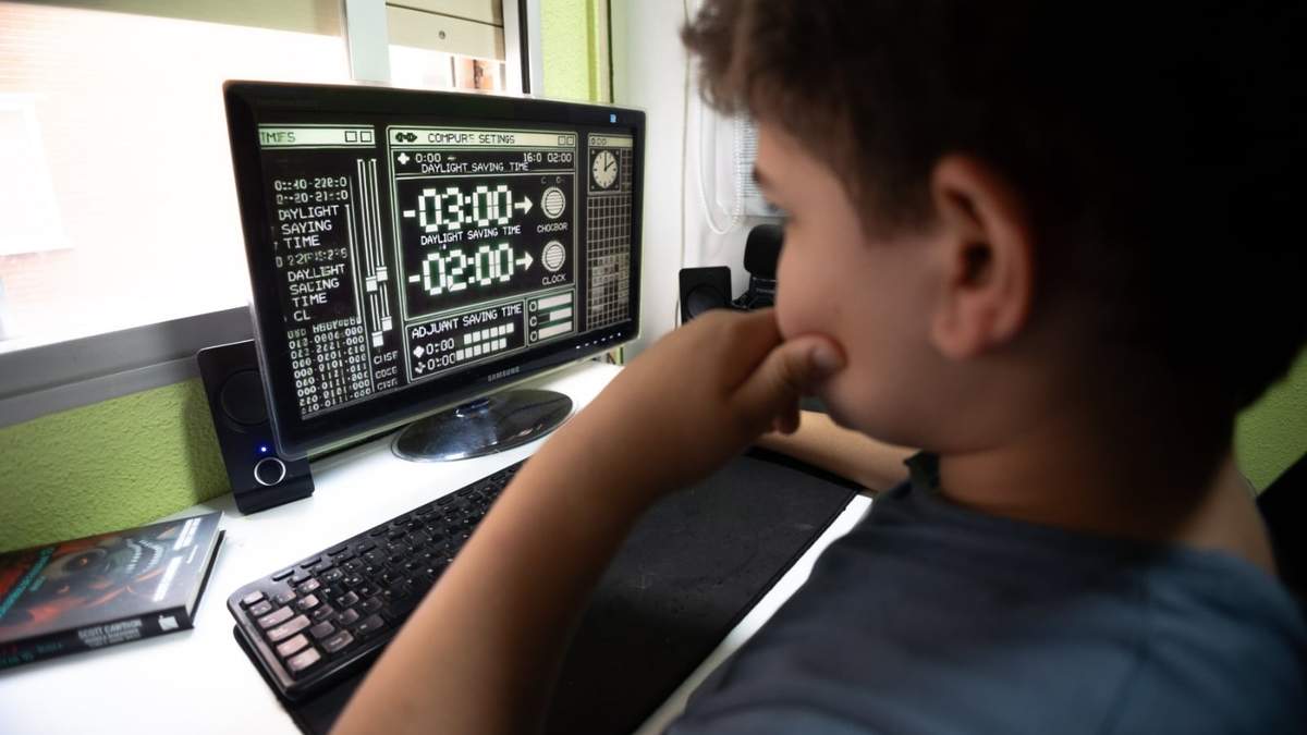 Una pantalla muestra el cambio de hora