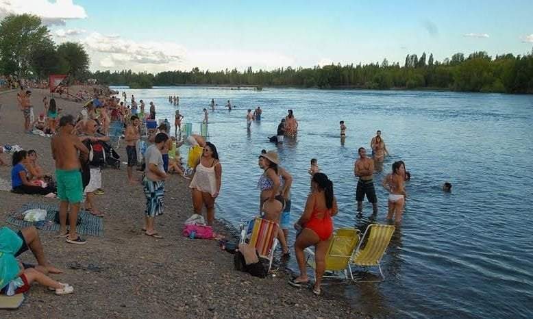 Gente a orillas del río Limay Fuente:(Twitter)
