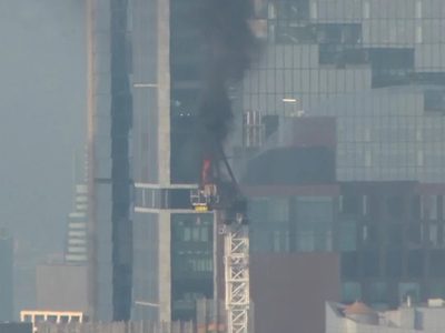 Grúa de construcción se incendia y choca contra edificio en Manhattan (Video)
