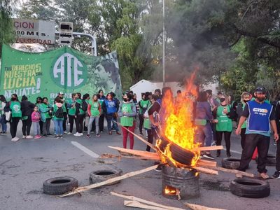 Corte total en el puente que une Cipolletti y Neuquén, por la protesta de ATE
