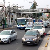 Ciclista muere atropellado tras invadir carril exclusivo del Metrobús