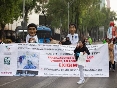 Afuera del Senado, trabajadores de salud exigen mejores condiciones laborales