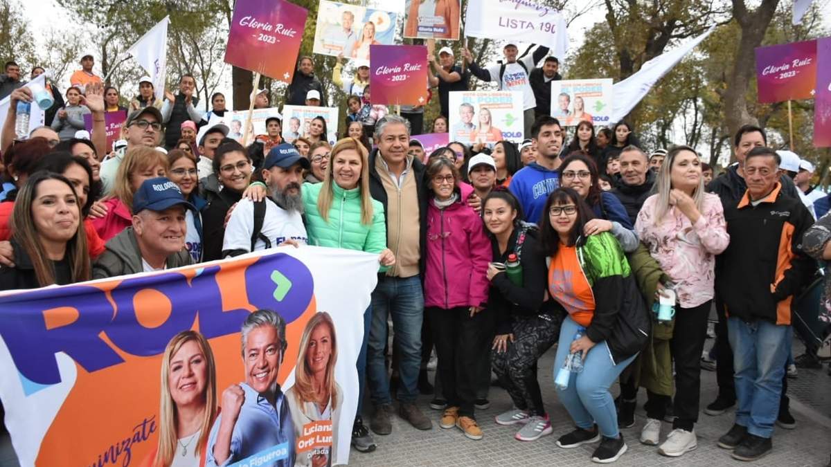Rolando Figueroa, Gloria Ruiz y seguidores. Fuente: (Twitter)