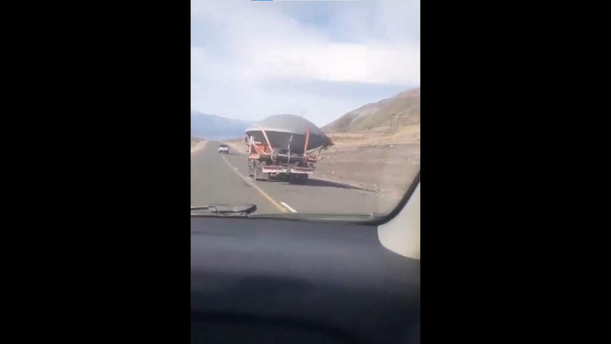 El objeto que llamó la atención de los automovilistas. Fuente: (X)