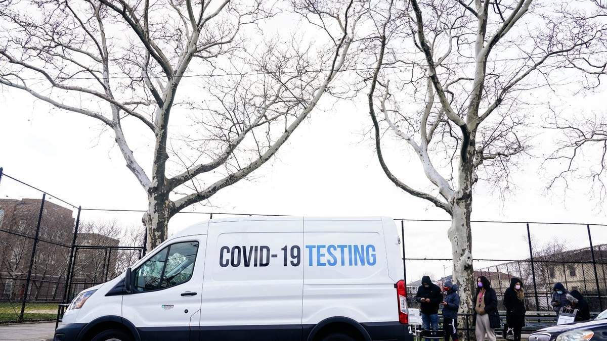 Personas hacen fila en un módulo de pruebas covid-19 del CDC en Queens, Nueva York