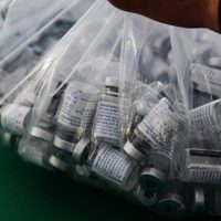 EU anuncia distribución global de 25 millones de vacunas contra el covid-19