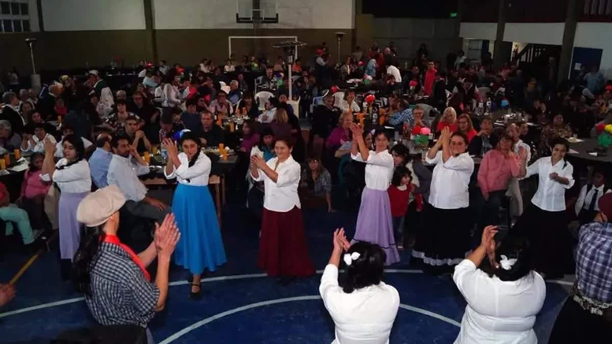 La cena es uno de los eventos insignia de Villa la Angostura. Fuente: (Twitter)