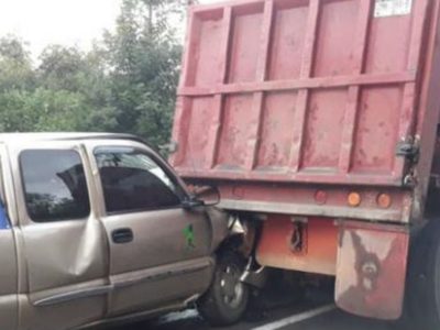 Diez trabajadores resultan heridos tras accidente carretero en Michoacán