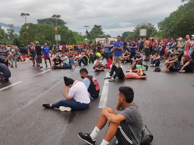 Migrantes bloquean carretera en Chiapas para exigir salvoconductos para llegar a la frontera con EU