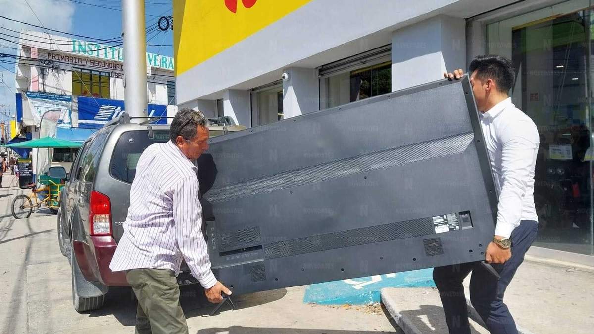 Los actuarios embargaron la tienda y se llevaron motocicletas y una pantalla