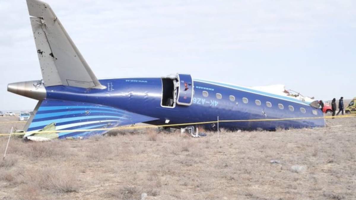 En esta imagen, tomada de un video distribuido por el gobierno de la región de Mangystau, los restos de un Embraer 190 de Azerbaijan Airlines, en el piso cerca del aeropuerto de Aktau, Kazajistán, el 25 de diciembre de 2024