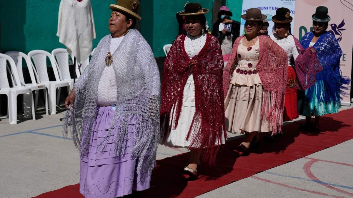 Las reclusas desfilan luciendo creaciones hechas por otras presas en un desfile de moda patrocinado por el programa "Emprendiendo para ser libres" en la prisión de mujeres de Obrajes en La Paz, Bolivia
