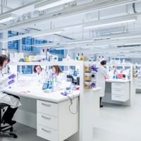 AstraZeneca inició ensayos de un nuevo fármaco para prevenir y tratar covid-19