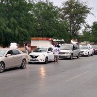 Desfilan en vehículos con globos blancos para mostrar solidaridad al personal médico