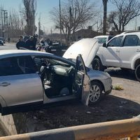 Una camioneta y un auto chocaron en la puerta de un supermercado