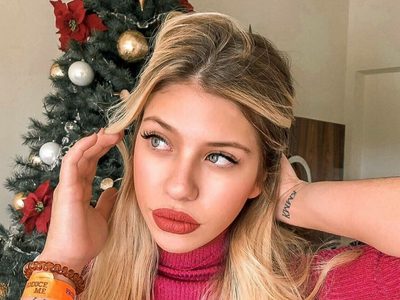 Sin hacerle caso al débil estado de su padre, Anita Matamoros continúa disfrutando el verano