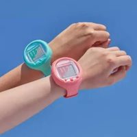 Tamagotchi es ahora reloj inteligente con pantalla y micro para interactuar con la mascota virtual