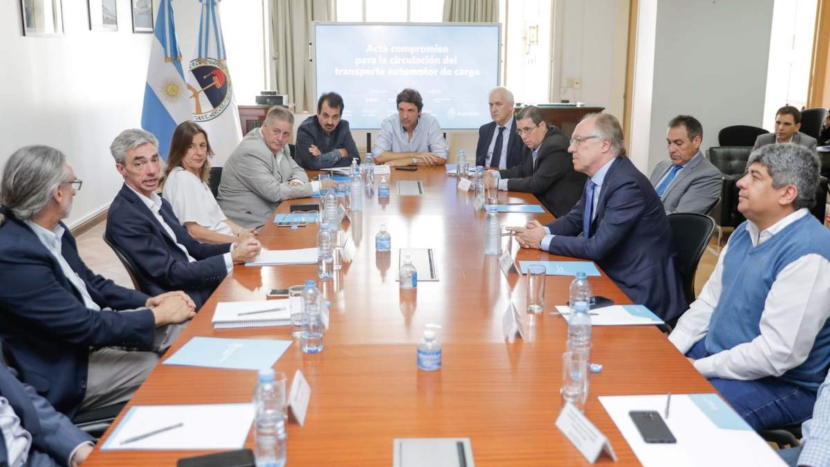 Reunión entre el Ministerio de Transporte, YPF y Camioneros. (Fuente: Twitter)