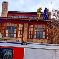 Fuertes vientos causaron voladuras de techos y la caída de árboles y postes en Zapala