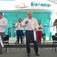 "¡Reelección, reelección!", le gritan a AMLO en Chiapas; "no, no hace falta", responde el presidente