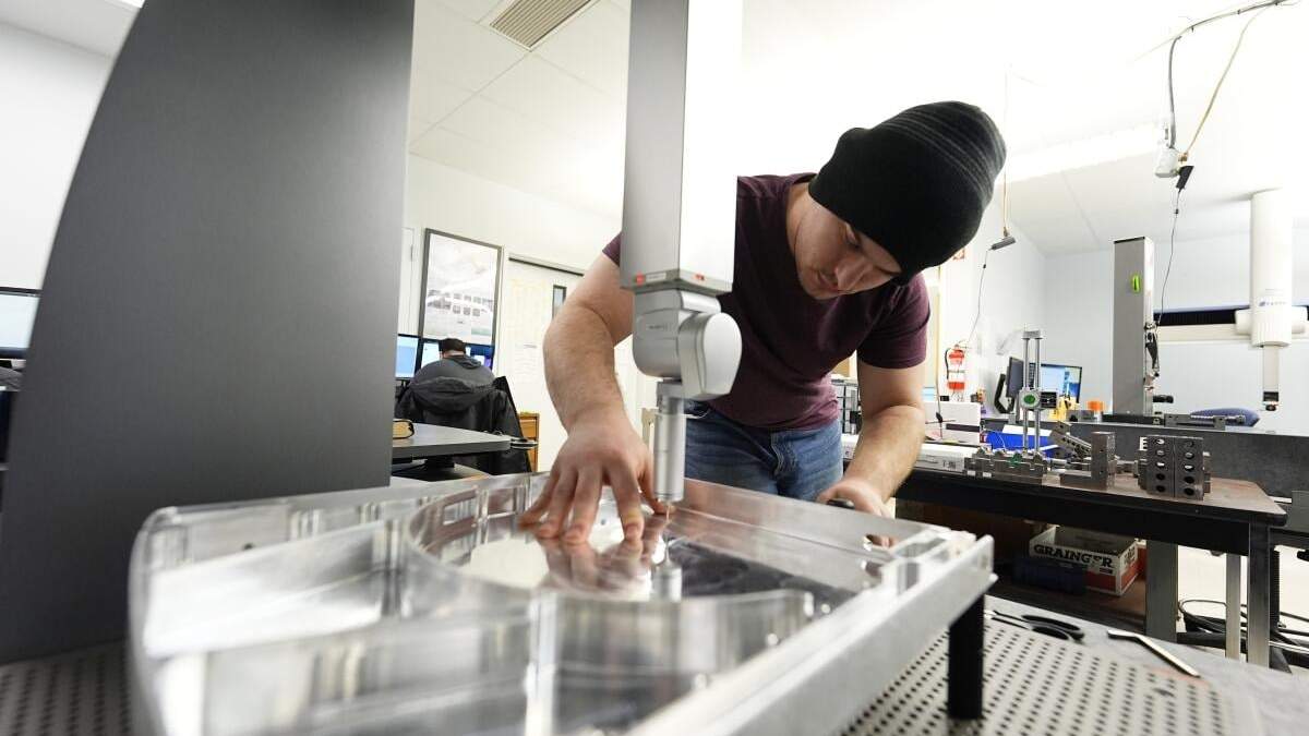 Un trabajador de Reata Engineering and Machine Works prepara una máquina Hexagon utilizada