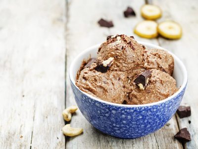 Con solo 3 ingredientes, hacé este helado de chocolate hipercremoso y sin azúcar agregada