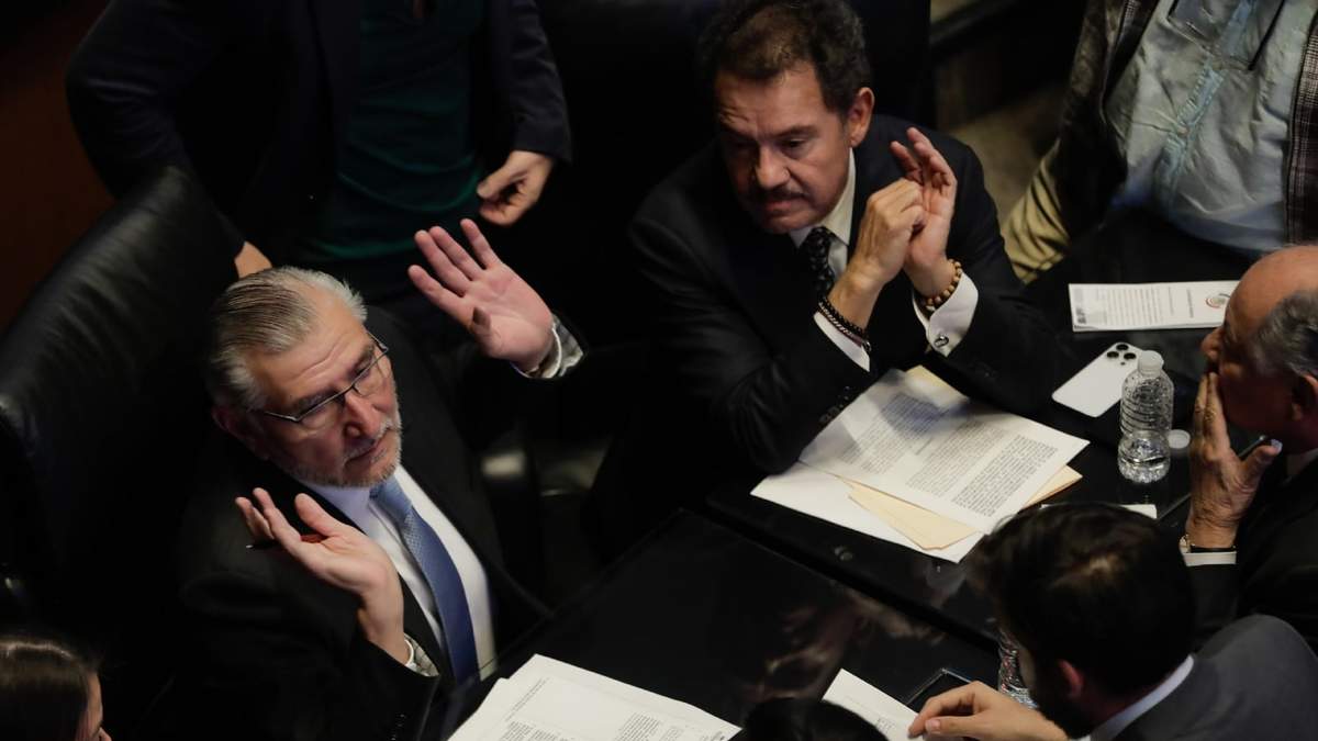 Adán Augusto López e Ignacio Mier, en la sesión del Senado