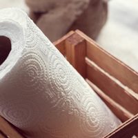 Con un rollo de papel de cocina y uno de papel higiénico: creá estos floreros a juego y re cancheros
