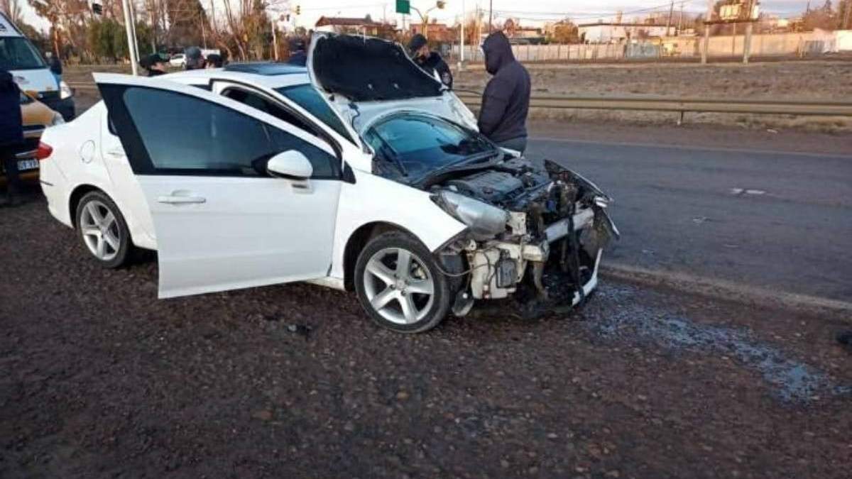 El conductor del Peugeot 408 impactó tres autos. Fuente: Minuto Neuquén.