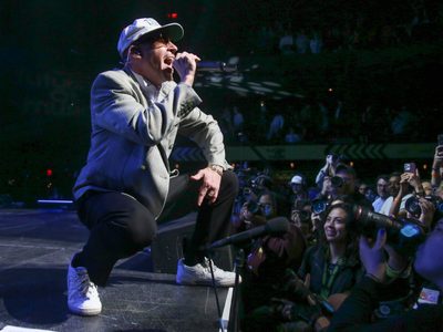 Macklemore cancela concierto en Dubái por rol de gobierno emiratí en crisis humanitaria en Sudán