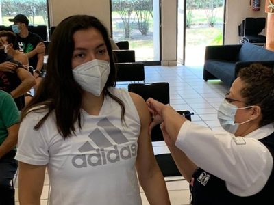 Vacunan a deportistas mexicanos que acudirán a los Juegos Olímpicos de Tokio