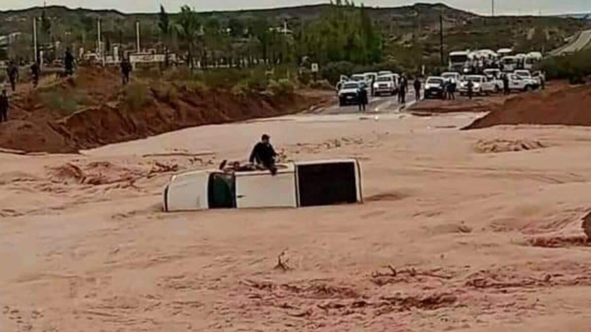 La camioneta tipo 4×4 fue arrastrada por el agua. Fuente: (Facebook)