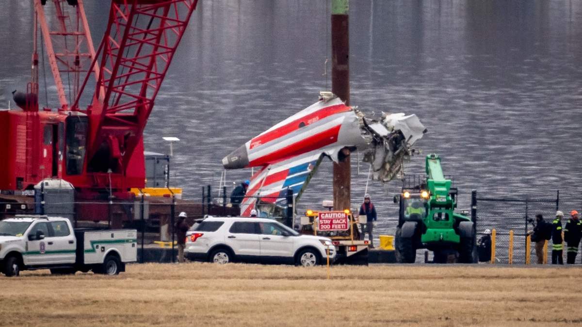 El rescate de una pieza del avión de American Airlines que chocó con el helicóptero Black Hawk