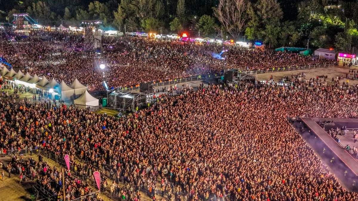 Una multitud en el primer día de la Fiesta de la Confluencia. Fuente: (Municipalidad de Neuquén)