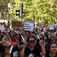 8M: Miles de mujeres colmaron las calles neuquinas bajo el lema “la deuda es con nosotras”