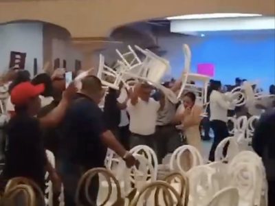 Revientan a sillazos asamblea de senador morenista para promover la elección judicial (Videos)