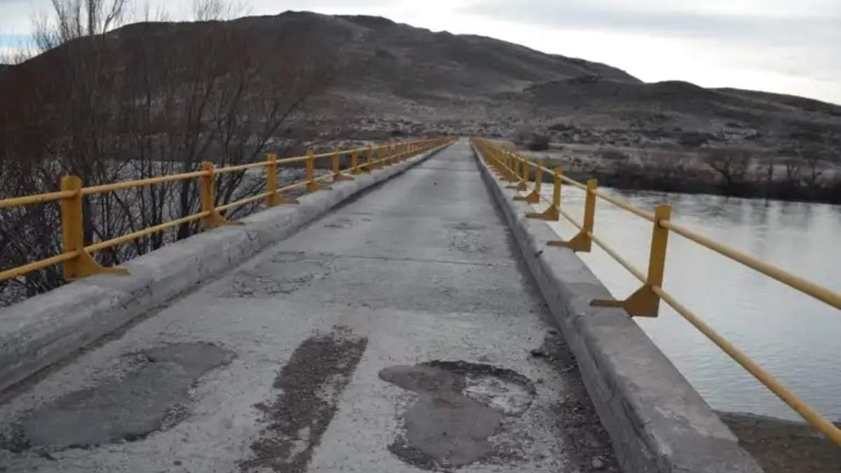 El puente de una mano ubicado sobre el río Collón Curá. Fuente: (Facebook)