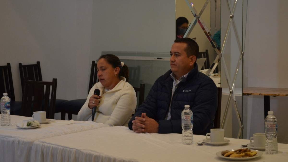 Carlos y María, padres de un menor presuntamente abusado por el director del Liceo de León