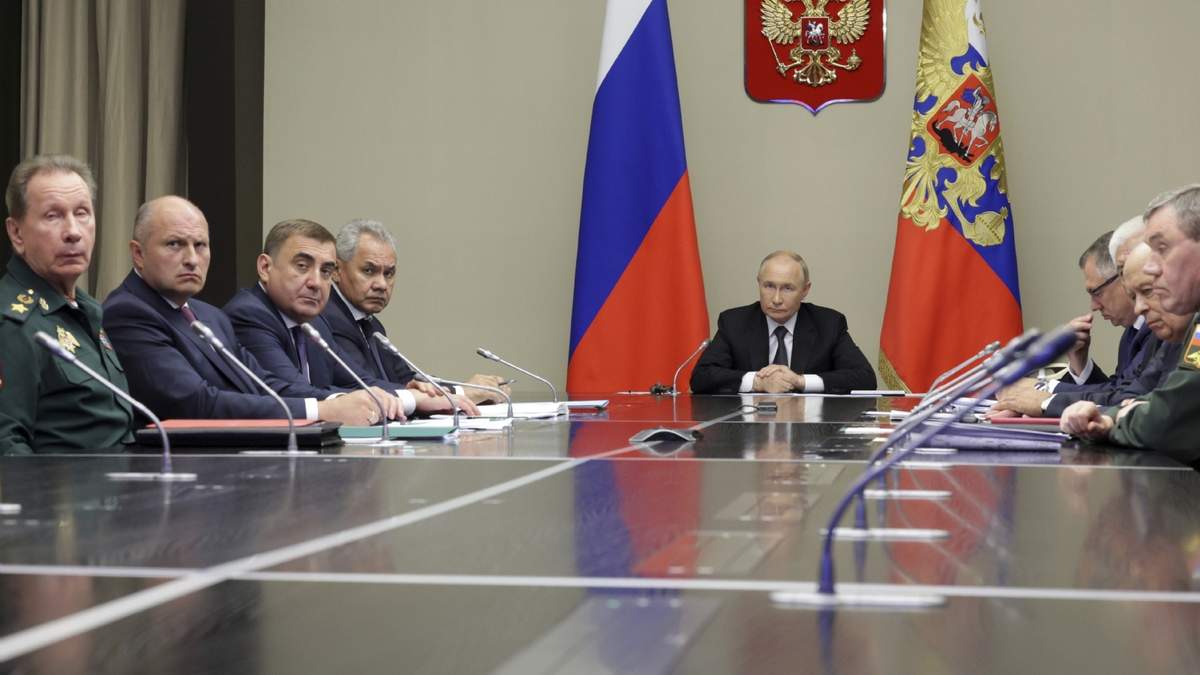 El presidente ruso, Vladímir Putin, en el centro, encabeza una reunión con los principales funcionarios de seguridad y defensa de Rusia, en las afueras de Moscú, Rusia