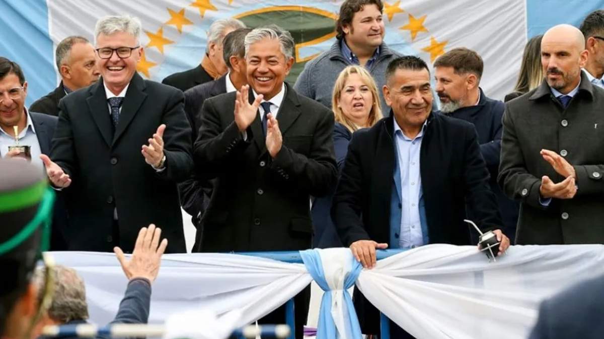 El gobernador, Rolando Figueroa y los intendentes Claudio Larraza y Ramón Rioseco. Fuente: (Gobierno de Neuquén)