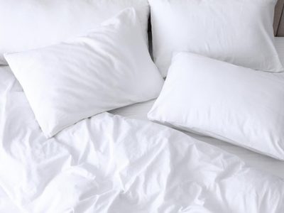 Con ingredientes que tenés en casa: el truco infalible para quitar manchas amarillas de la almohada
