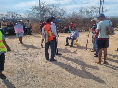 Oaxaca: Liberan cuartel y carretera, pero amarran a funcionario y bloquean Panamericana
