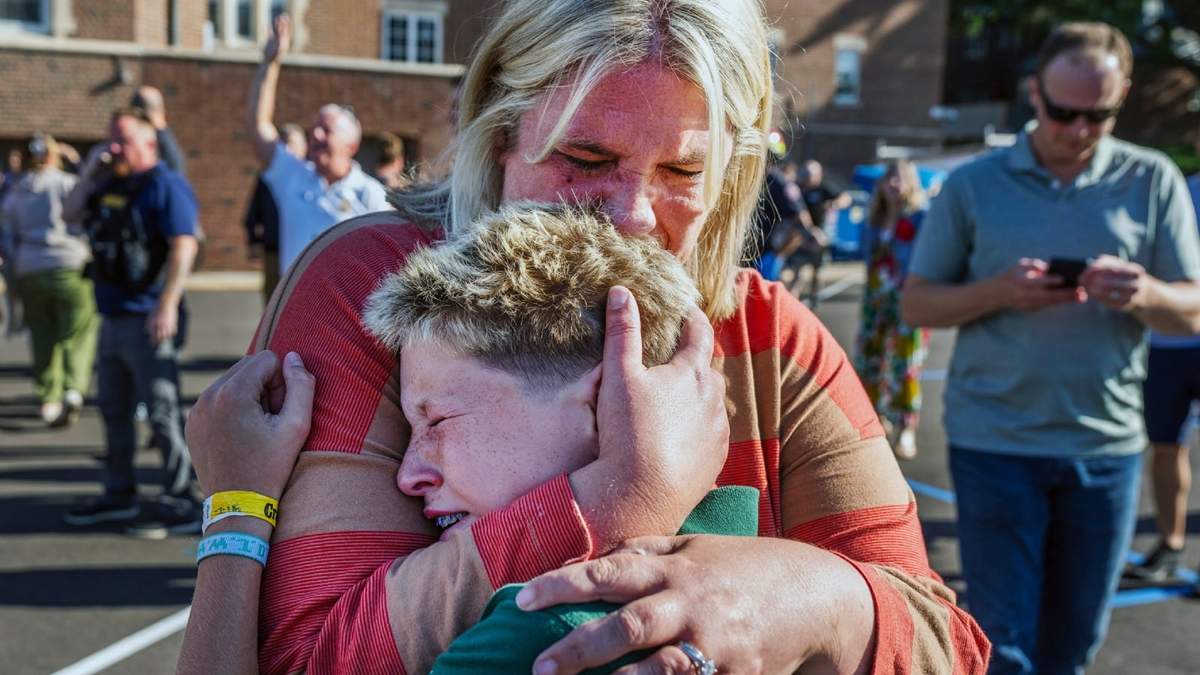 Familiares de las víctimas de la nueva balacera y asesinato masivo registrado en una escuela católica en Minneapolis