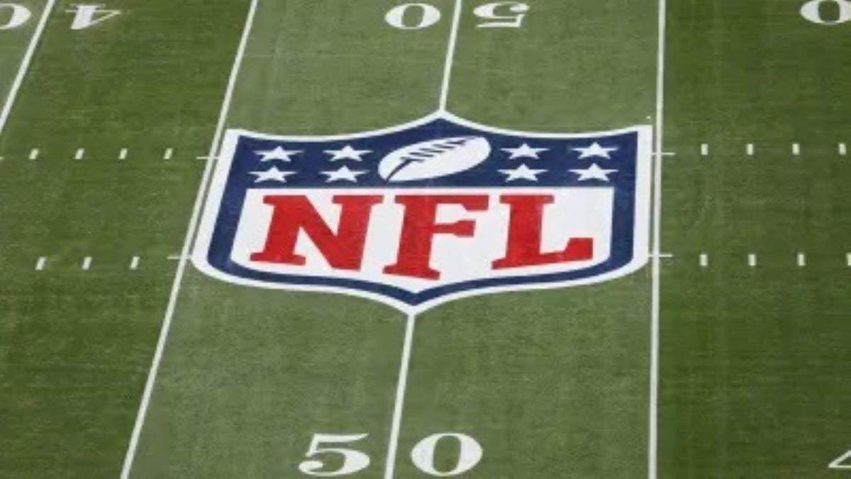 NFL, logo en un campo de futbol americano