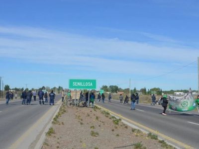 Trabajadores municipales de Senillosa bloquean la Ruta 22 tras la falta de respuestas salariales