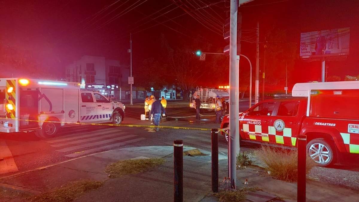 Bomberos y Protección Civil de Jalisco acudieron a la zona donde se dio el primer reporte