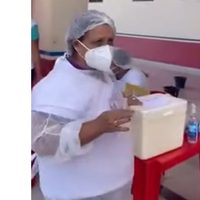 Enfermera afirma que usa una misma jeringa para vacunar a 10 personas contra covid-19