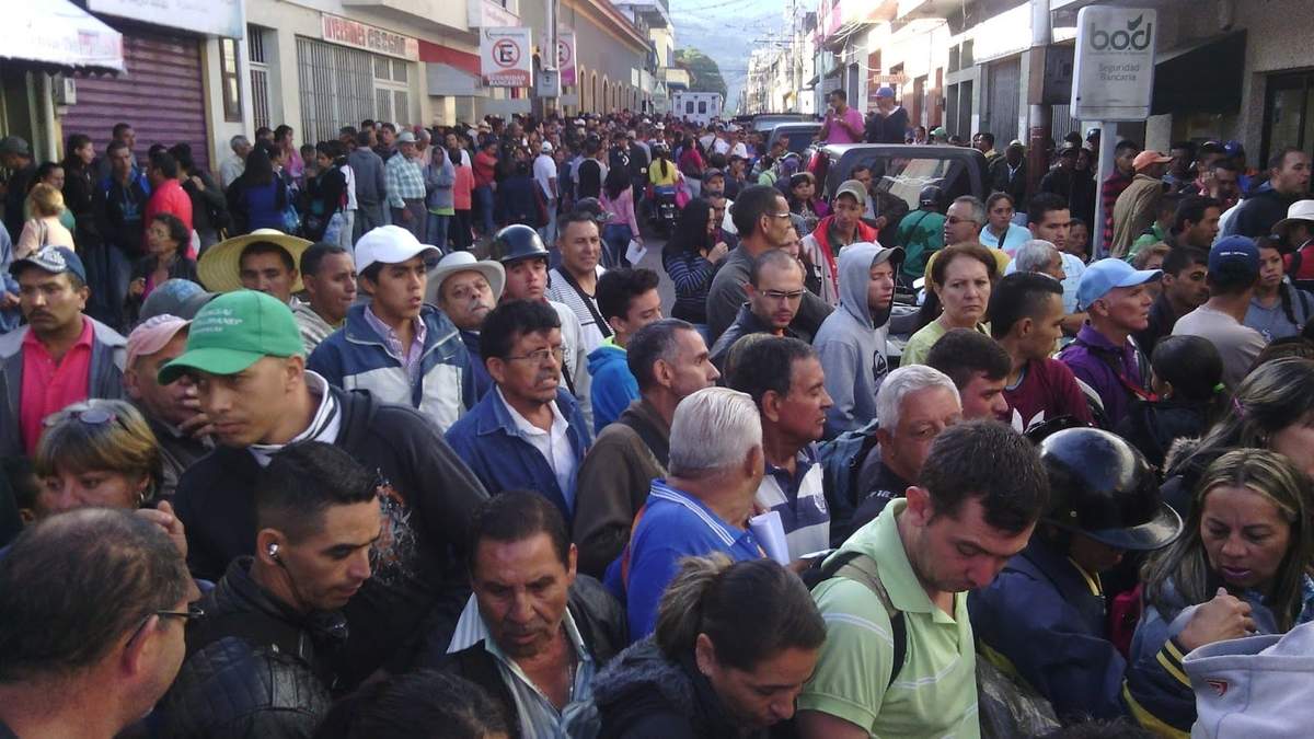 Bancos llenos en plena cuarentena. Fuente: (Twitter)