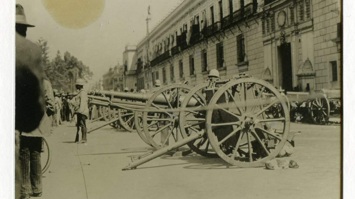 El 9 de febrero de 1914  inicio´ la Decena Tra´gica donde se sublevaron los generales Manuel Mondrago´n, Fe´lix Di´az, y Bernardo Reyes en contra del gobierno de Francisco I. Madero. El movimiento armado concluyo´ el 18 de febrero tomado el poder Victoriano Huerta